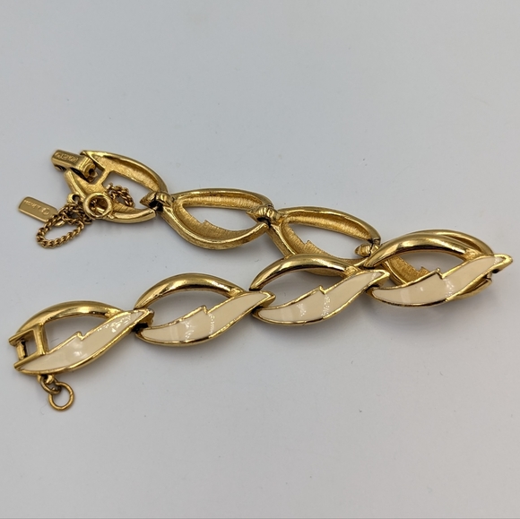 Vintage Monet Link Bracelet Cream Enamel Gold Tone Safety Chain Fold Clasp - Picture 9 of 13